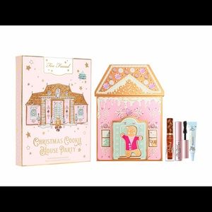 Too Faced Christmas Cookie House Party Set